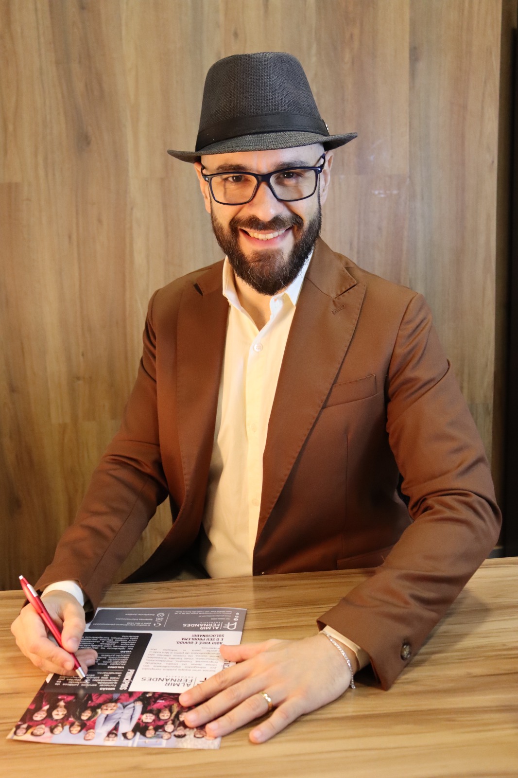 Professor Almir Fernandes em mesa de trabalho